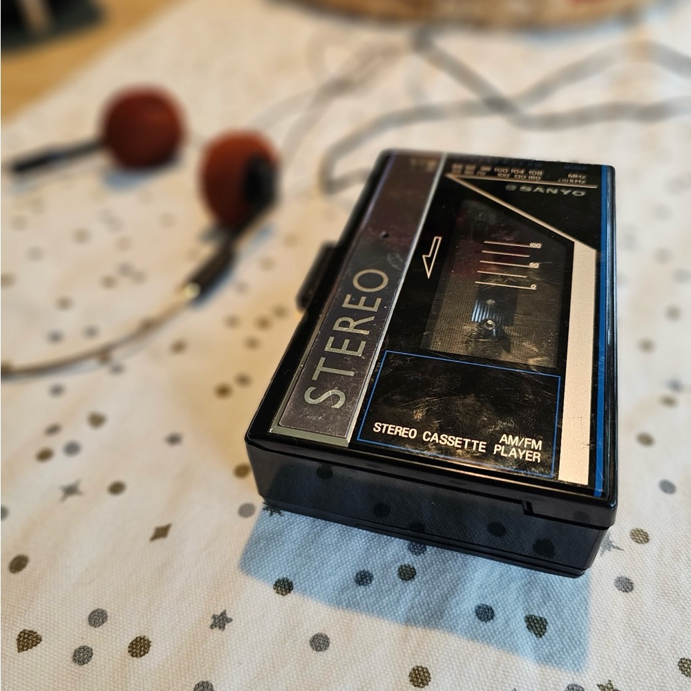 Vintage working Sanyo Walkman with original headphones